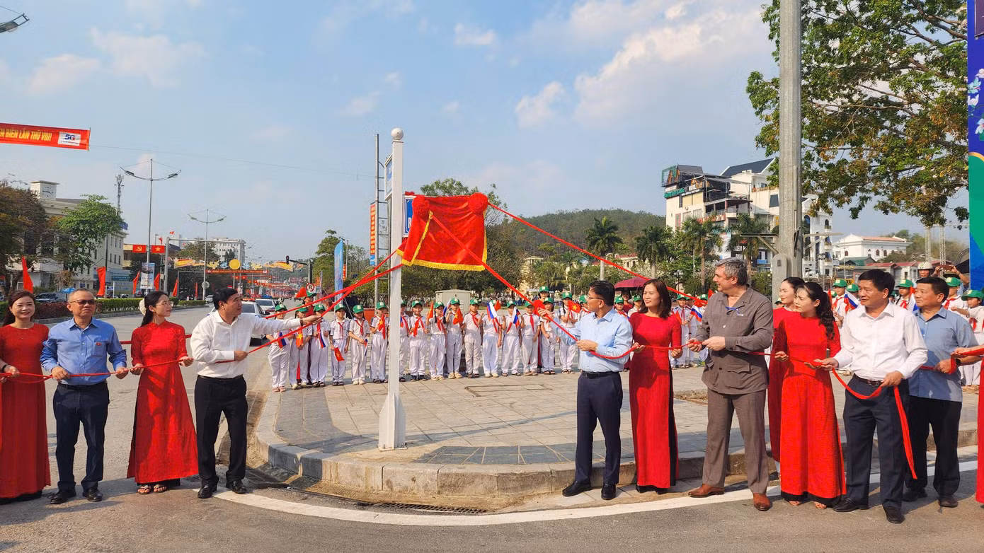 Phó Thủ tướng Chính phủ Lê Thành Long và đoàn công tác của Trung ương đã tham dự hoạt động gắn biển tên đường Roman Lazarovic Karmen. Ảnh: Ngọc Thủy. Phó Thủ tướng Chính phủ Lê Thành Long và đoàn công tác của Trung ương đã tham dự hoạt động gắn biển tên đường Roman Lazarovic Karmen. Ảnh: Ngọc Thủy.