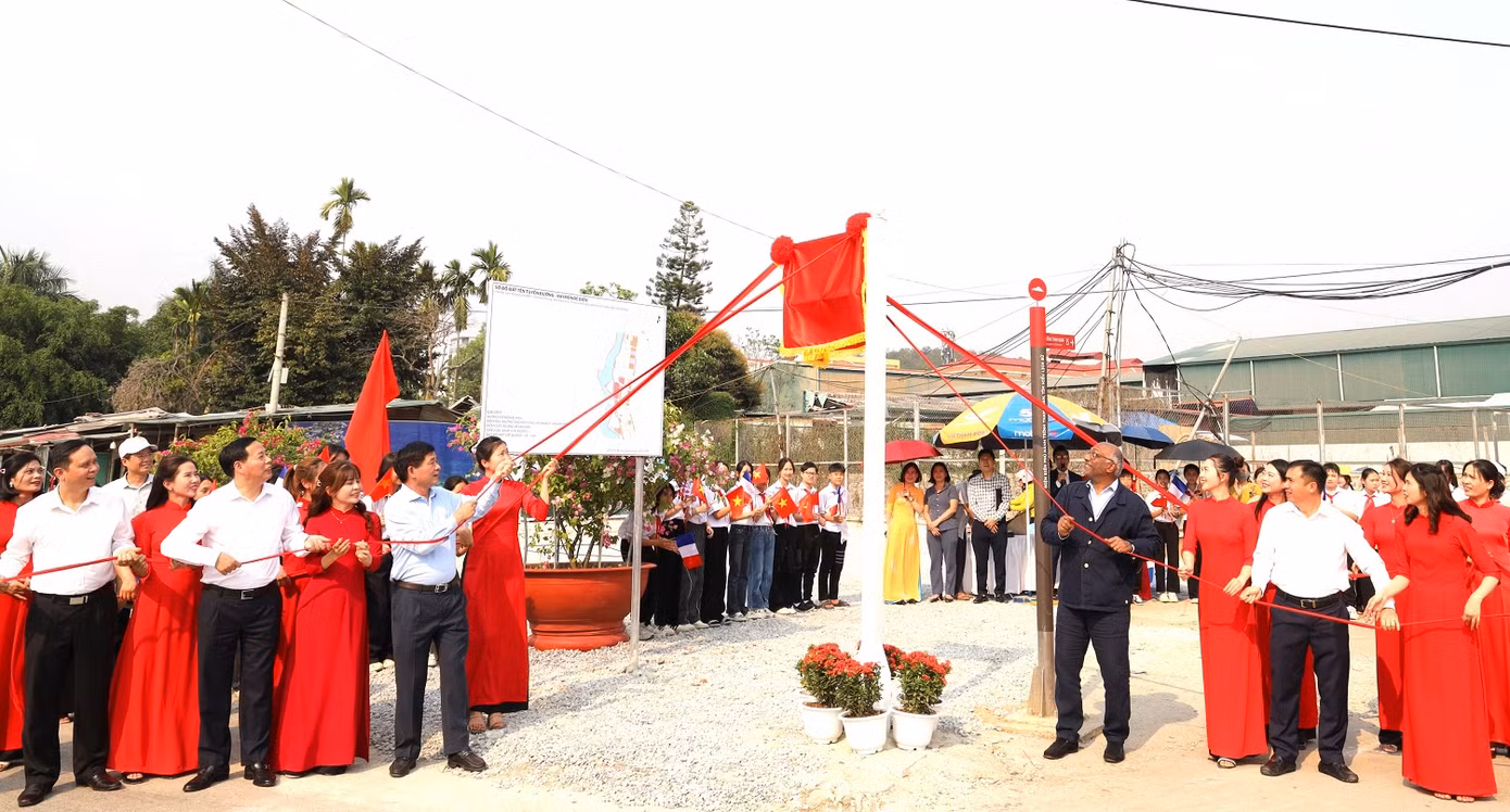 Các đại biểu thực hiện nghi thức kéo băng khánh thành biển đặt tên đường Raymonde Dien. Ảnh: Ngọc Thủy. Các đại biểu thực hiện nghi thức kéo băng khánh thành biển đặt tên đường Raymonde Dien. Ảnh: Ngọc Thủy.