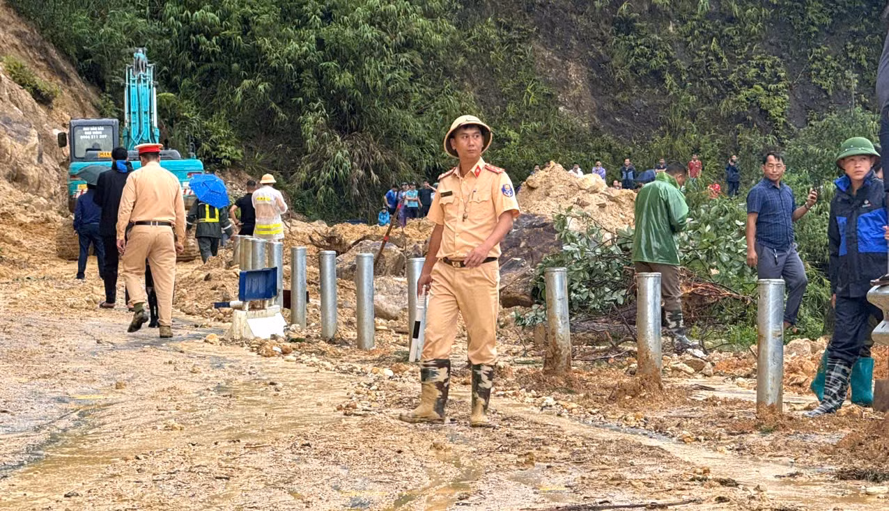 Lực lượng chức năng tổ chức tìm kiếm nạn nhân, phân luồng giao thông.