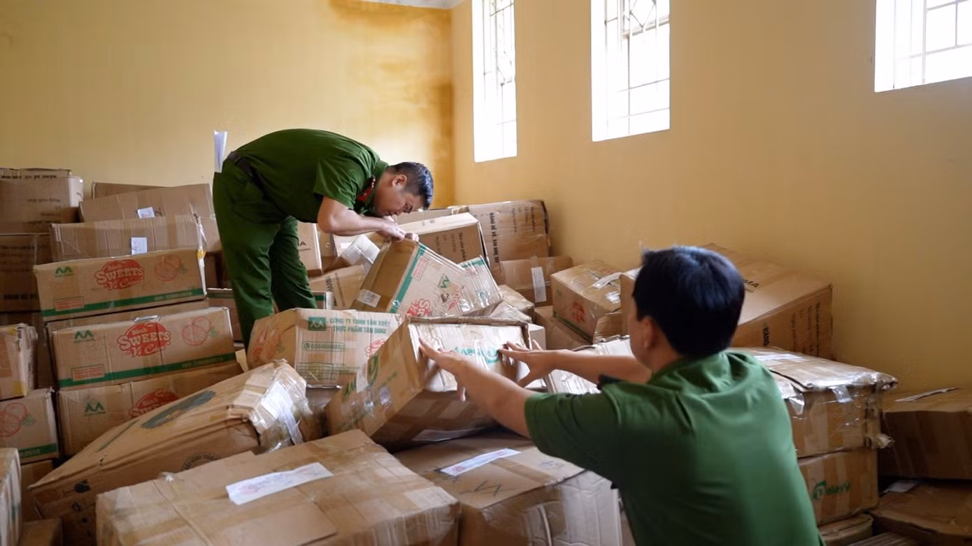 Công an tỉnh Yên Bái kiểm tra hàng hóa bị thu giữ