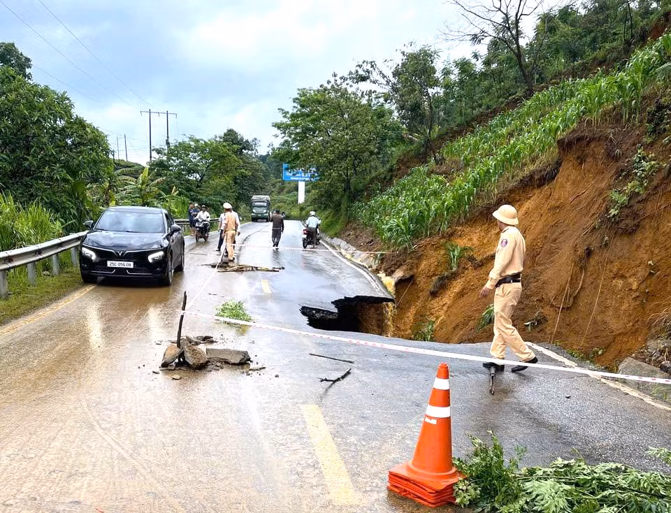 Điểm sạt lở tại Km 25 + 300m Quốc lộ 4D từ thành phố Lai Châu đi huyện Phong Thổ thuộc bản Hồng Thu, xã Lản Nhì Thàng (huyện Phong Thổ). Ảnh: CAT