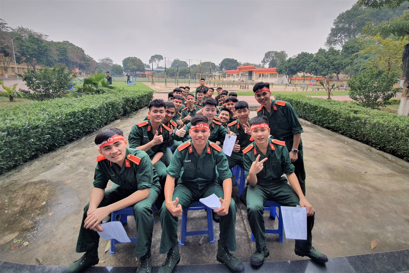 Từ rất sớm, hội trường HV Hậu cần đã kín cán bộ, đoàn viên, thanh niên đăng ký hiến máu tại ngày hội Chủ nhật Đỏ được tổ chức lần thứ 8 liên tiếp tại đây.