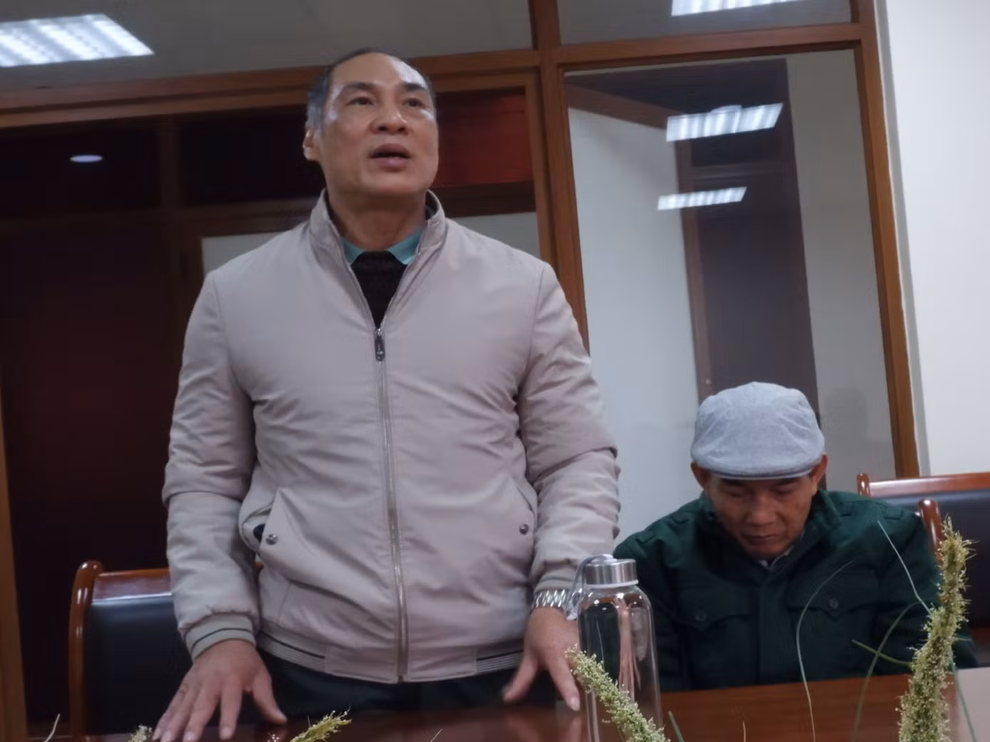 Thương binh ¼ Nguyễn Thanh Hùng hát bài “Người chiến sỹ ấy” tặng đoàn công tác