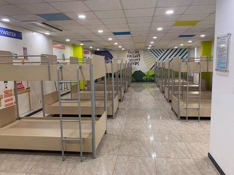 Nhằm giãn cách số lượng công nhân đang ở lẫn trong các khu dân cư trên địa bàn tỉnh đưa về các khu tập trung để quản lý, nhiều doanh nghiệp đã bố trí chỗ ở tạm cho công nhân ngay công ty. Việc bố trí chỗ lưu trú cho người lao động được coi là giải pháp tối ưu và sáng tạo, chưa có tiền lệ để ngăn chặn và đẩy lùi hoàn toàn dịch COVID-19. Trong ảnh là KTX công nhân Sam Sung Bắc Ninh. Nguồn fanpage Samsungvietnam Confession.
