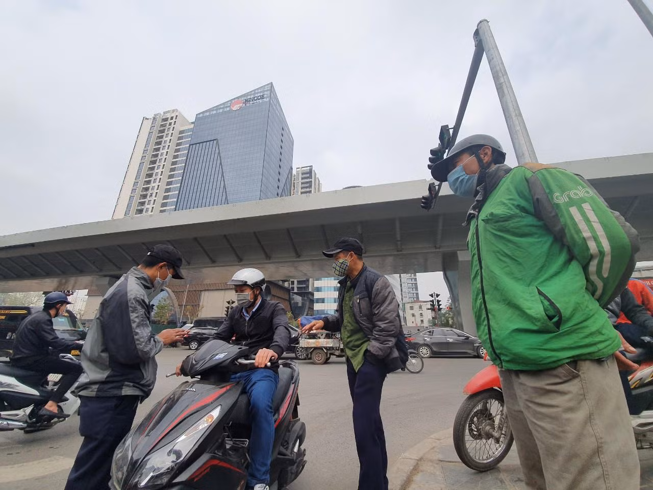 Nhưng rồi họ lại thẫn thờ quay đi, vị khách này chỉ lấy số điện thoại để liên lạc khi cần, rồi nhanh chóng vọt xe đi.