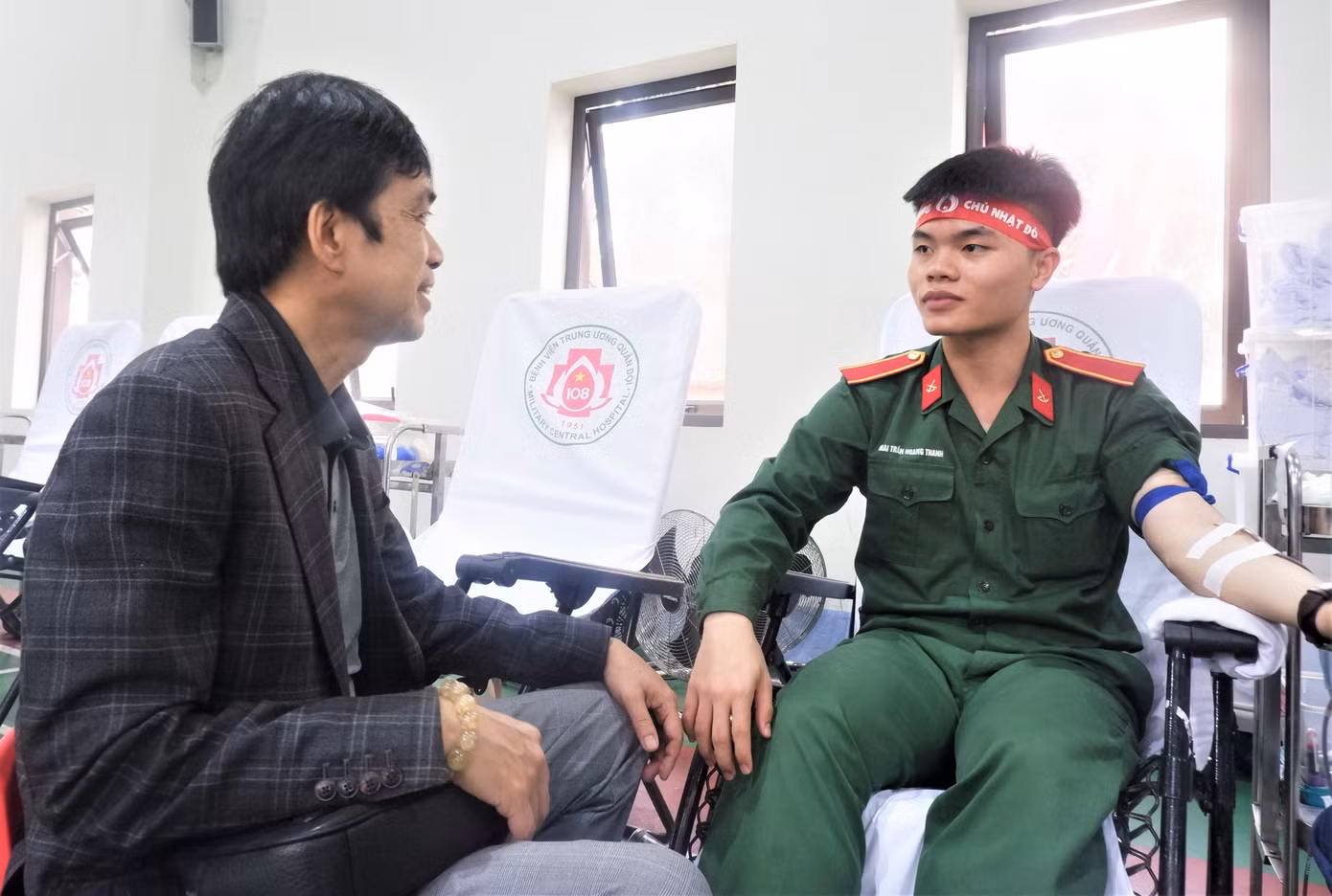 Nhà báo Nguyễn Huy Lộc, Ủy viên Ban Biên tập Báo Tiền Phong động viên học viên HV Hậu cần.