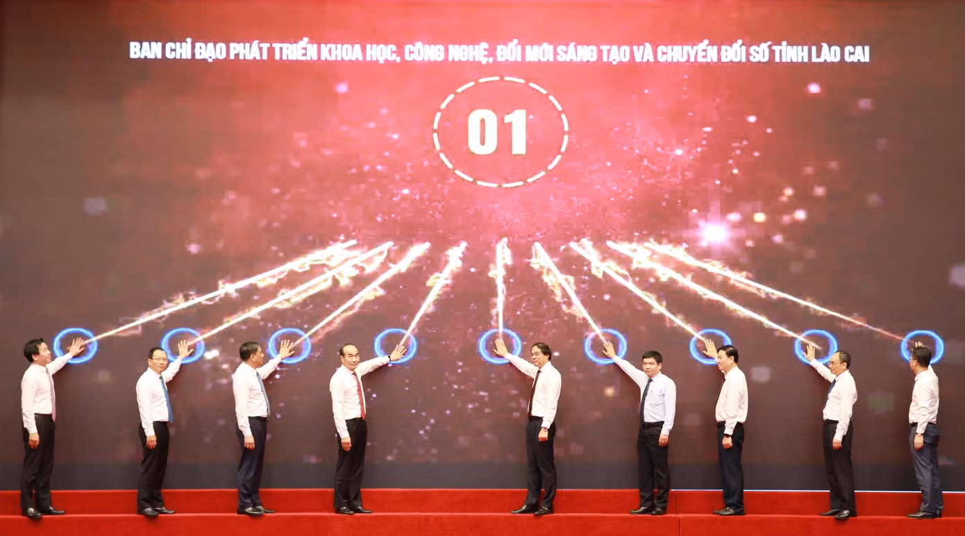 Nghi thức bấm nút phát động Phong trào “Bình dân học vụ số”. Ảnh: Lệ Hằng