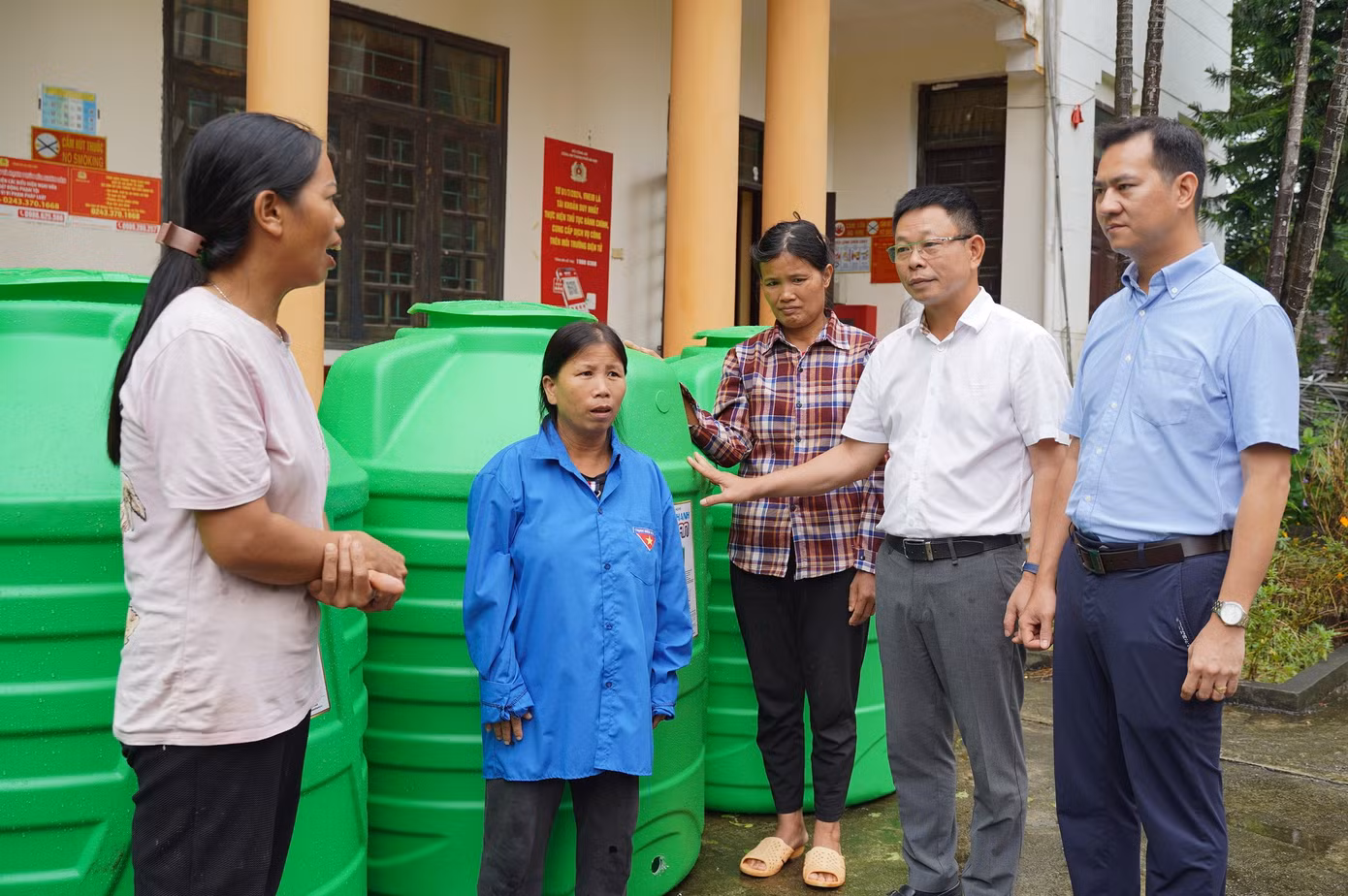 Chị Đỗ Thị Thắm, xóm Khúc Bằng, thôn Việt An xã Tân Tiến gửi lời cảm ơn đoàn công tác đã quan tâm đến người dân vùng lũ trong thời điểm khó khăn này