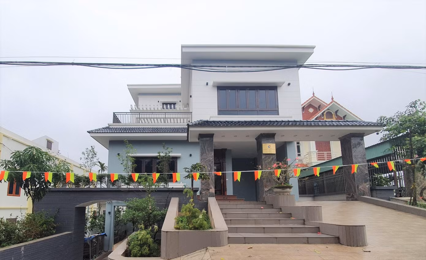 Tại làng tỷ phú này, vì đa số người dân phải Phú An quanh năm lênh đênh trên tàu nên làng xóm thường xuyên vắng vẻ; đặc biệt thanh niên, trai tráng.