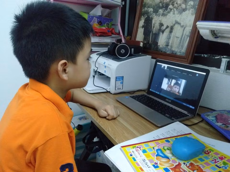 Một số học sinh rơi vào tình huống đang ở vùng giãn cách xã hội không thể về nhà để đi học.