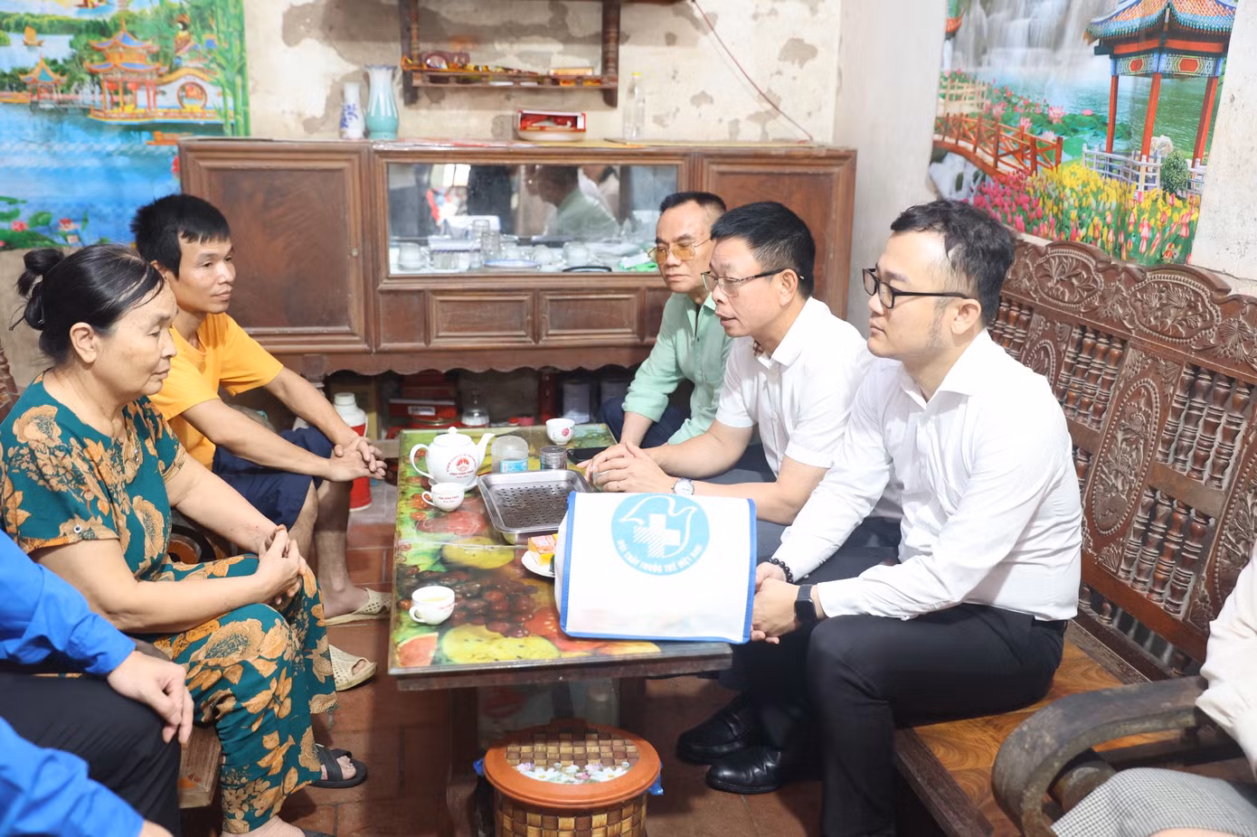 Cuối chương trình, Ban tổ chức tới thăm gia đình cựu chiến binh Nguyễn Duy Sơn, là gia đình tiêu biểu tại địa phương.