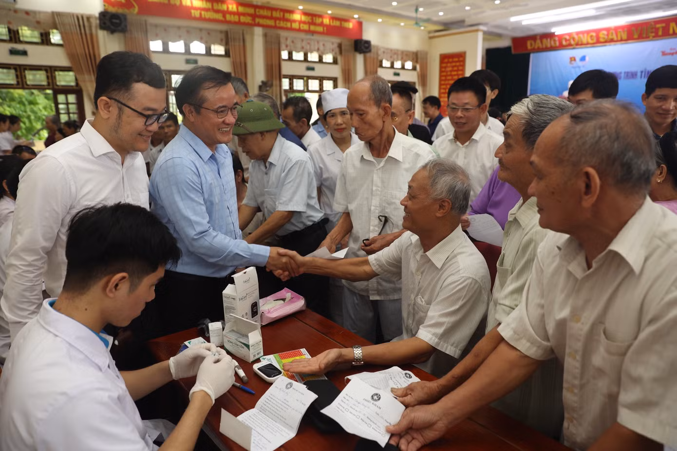 Các đại biểu khách quý tham quan khu vực khám sàng lọc bệnh.