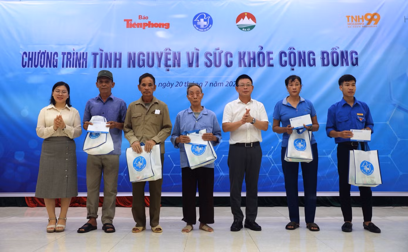 Nhằm động viên tinh thần, tiếp thêm nguồn lực cho các gia đình có hoàn cảnh khó khăn trên địa bàn xã Minh Châu, Ban Tổ chức Chương trình dành tặng 5 suất quà, mỗi suất quà trị giá 1 triệu đồng và hiện vật cho các gia đình.