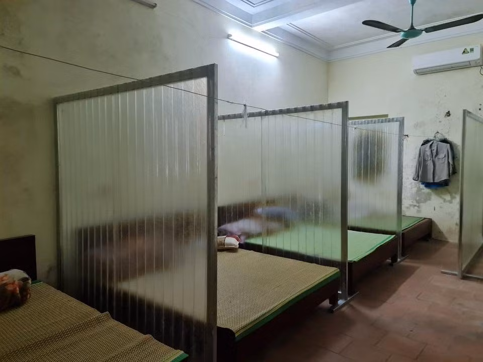Công ty TNHH Vạn Lợi đã tận dụng các khu vực còn trống, thoáng mát, yên tĩnh tại các khu vực trong nhà xưởng để bố trí chỗ ăn, ở cho hơn 100 công nhân (70% số công nhân của công ty), để vừa đảm bảo cuộc sống, ngăn ngừa dịch vừa yên tâm sản xuất, không để đứt gãy chuỗi cung ứng.