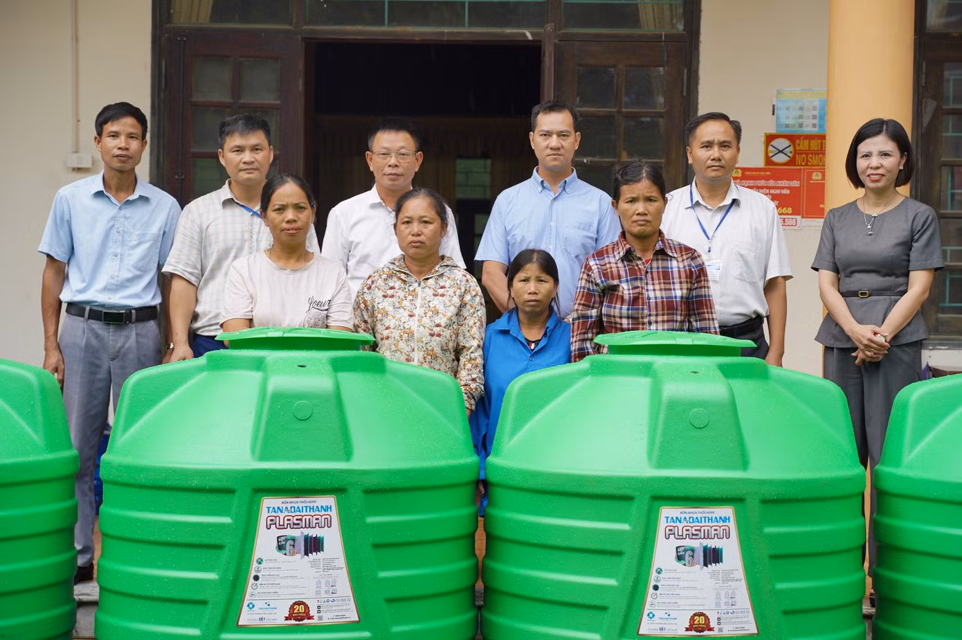 Đại diện các hộ gia đình ở xã Tân Tiến nhận bồn nước của Tân Á Đại Thành