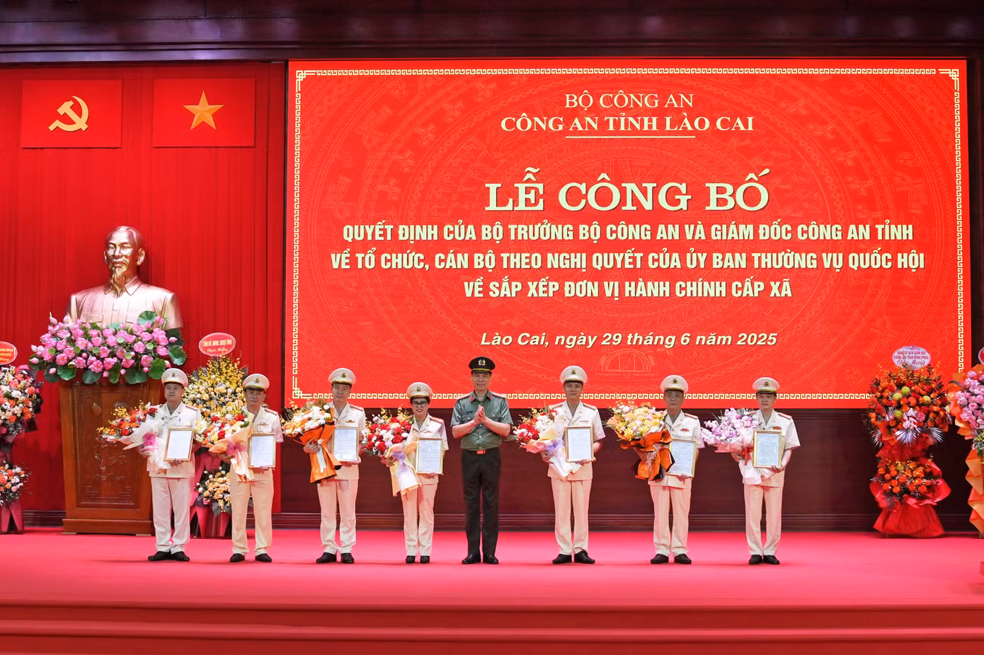 Đại tá Cao Minh Huyền, Giám đốc Công an tỉnh đã trao Quyết định của Bộ trưởng Bộ Công an về công tác cán bộ đối với các Phó Giám đốc Công an tỉnh. Ảnh: Tống Huệ