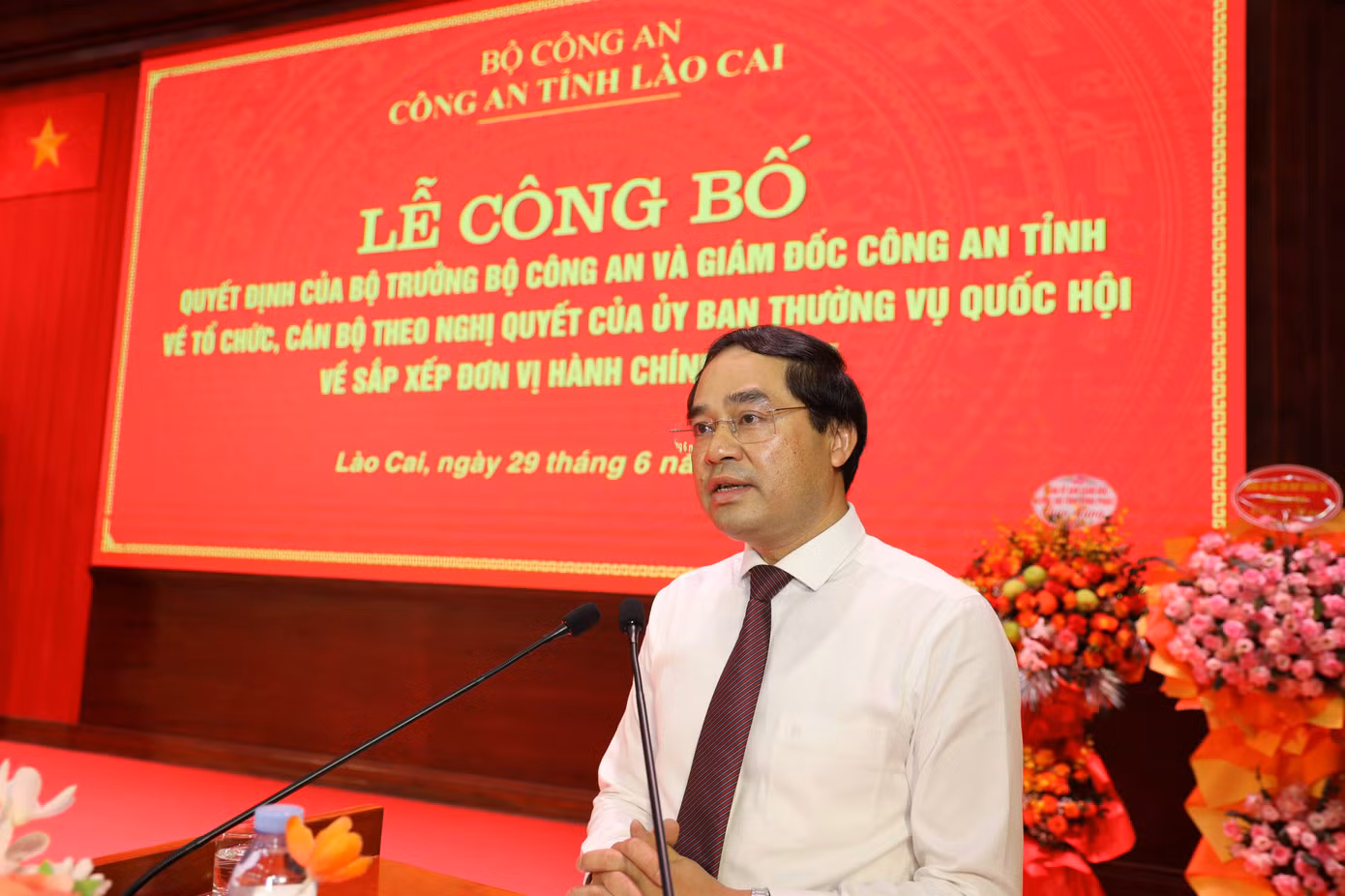 Bí thư Tỉnh ủy, Chủ tịch Ủy ban nhân dân tỉnh Lào Cai phát biểu. Ảnh: Tống Huệ