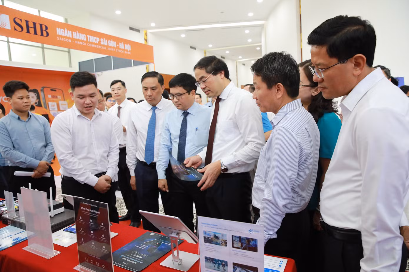 Các đại biểu được tham quan triển lãm không gian trải nghiệm công nghệ số cộng đồng. Ảnh: Lệ Hằng