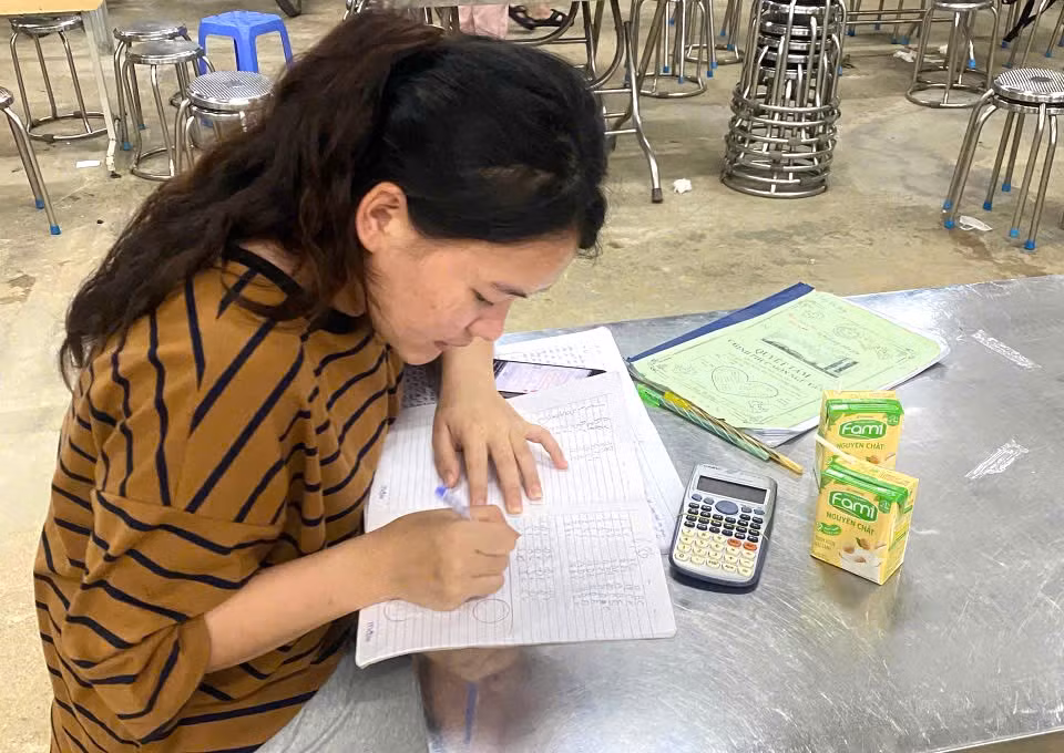 Những ngày qua, nơi đây như là lớp học xuyên đêm của học sinh, được trang bị quạt, điện sáng.