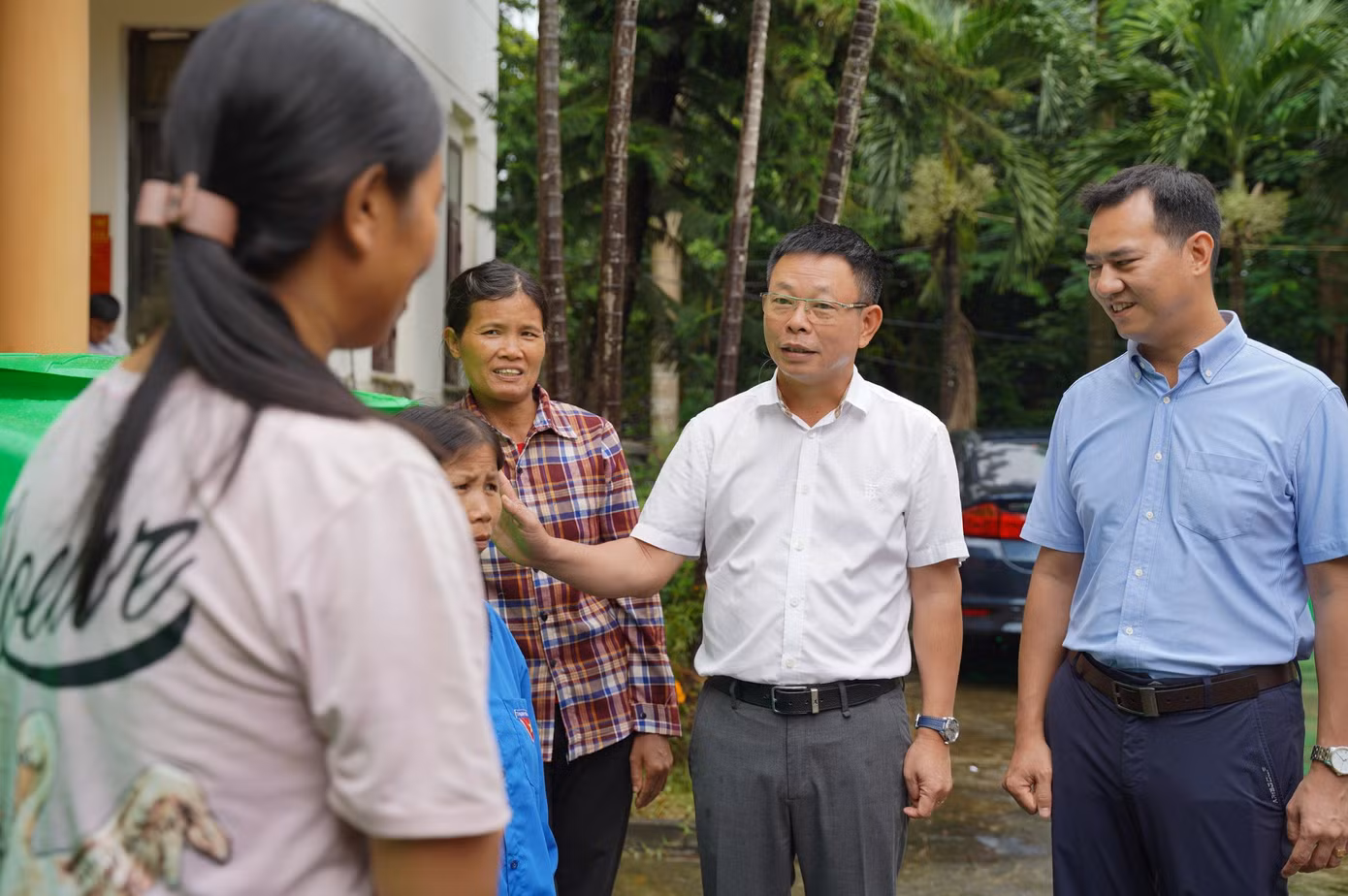 Ông Phạm Minh Đức, Phó Tổng Giám đốc Tập đoàn Tân Á Đại Thành (ngoài cùng bên phải) hướng dẫn lắp đặt bồn nước cho người dân