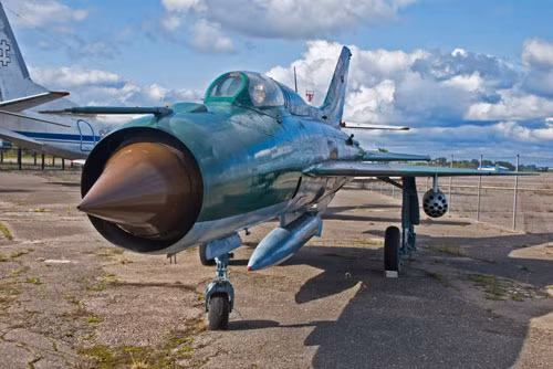 Chiếc Mikoyan-Gurevich MiG-21 xuất hiện lần đầu tiên trên bầu trời vào cuối những năm 1950, sau đó Liên Xô sản xuất hơn 10.000 chiếc máy bay loại này
