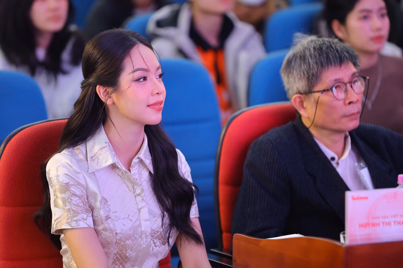 Tại buổi tuyển sinh, Thanh Thủy có dịp chia sẻ với các bạn sinh viên về hành trình rực rỡ đã qua cũng như giải đáp thắc mắc, truyền cảm hứng cho các nữ sinh đang mong muốn ghi danh tại cuộc thi nhan sắc lâu đời, uy tín nhất Việt Nam.