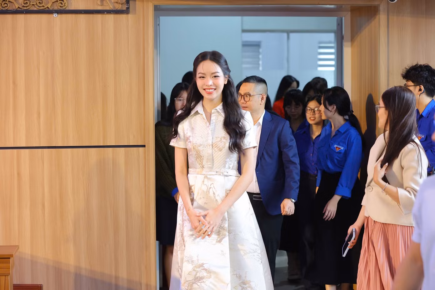 Thanh Thủy nhận được sự chào đón nồng nhiệt từ các thầy cô, sinh viên Trường Đại học Ngoại ngữ, Đại học Đà Nẵng.