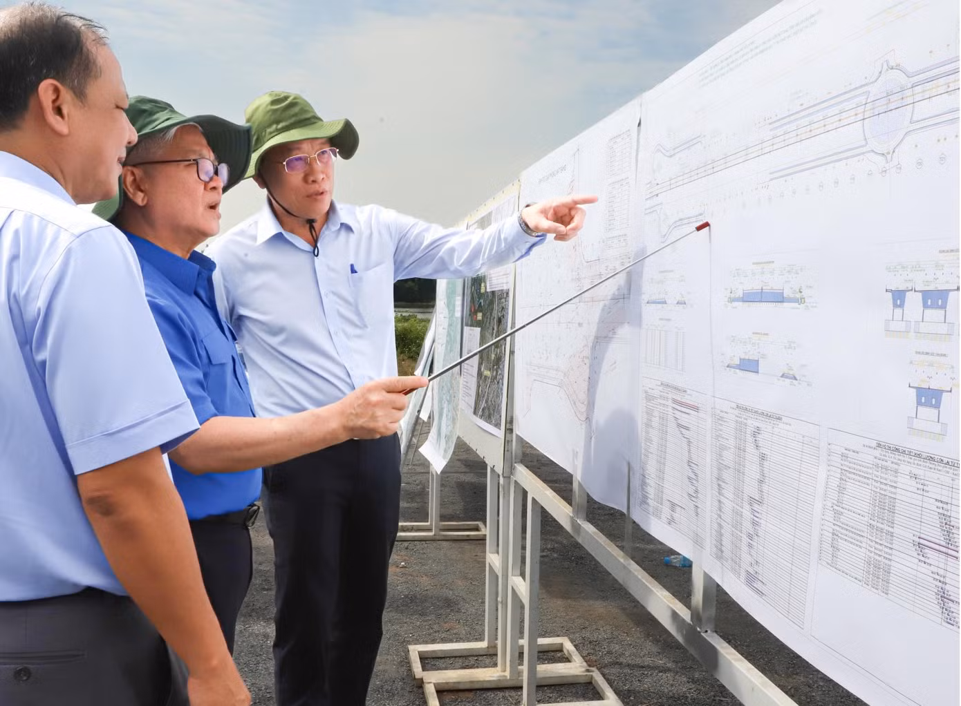 Bí thư Tỉnh ủy Bình Dương Nguyễn Văn Lợi (giữa) kiểm tra vị trí triển khai dự án đường ven sông Sài Gòn đoạn qua TP Thuận An