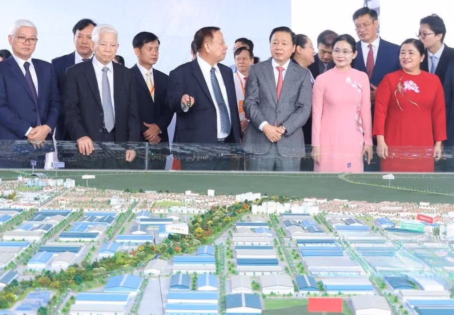 Các đại biểu thăm quan mô hình khu công nghiệp đầu tư tại tỉnh Bình Phước Các đại biểu thăm quan mô hình khu công nghiệp đầu tư tại tỉnh Bình Phước