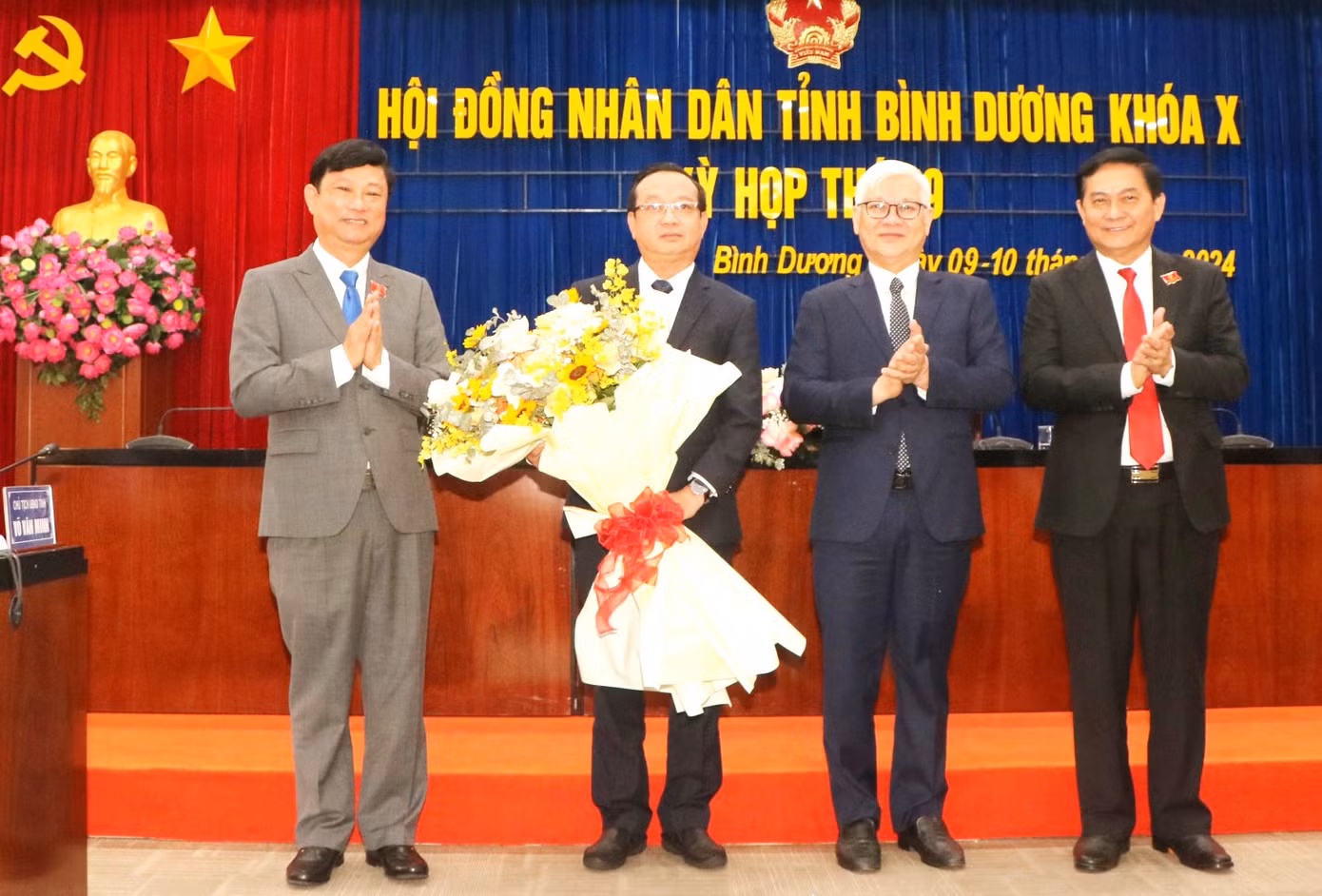 Ông Bùi Minh Thạnh (thứ hai từ trái sang) được bầu làm Phó chủ tịch UBND tỉnh Bình Dương