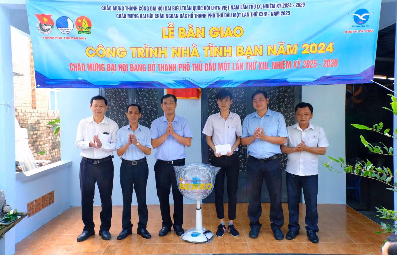 Em Lê Thanh Phúc nhận quà từ đại diện các đơn vị tại lễ bàn giao công trình "Nhà tình bạn". Em Lê Thanh Phúc nhận quà từ đại diện các đơn vị tại lễ bàn giao công trình "Nhà tình bạn".