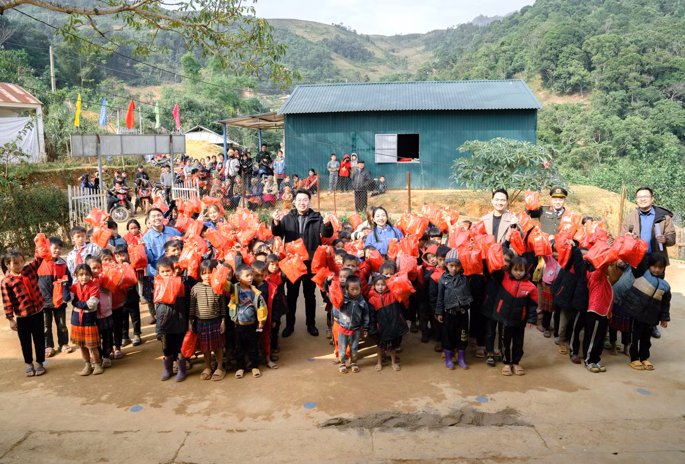 Trương Chấn Sang cùng đại diện các đơn vị tổ chức tặng quà cho trẻ em có hoàn cảnh khó khăn.