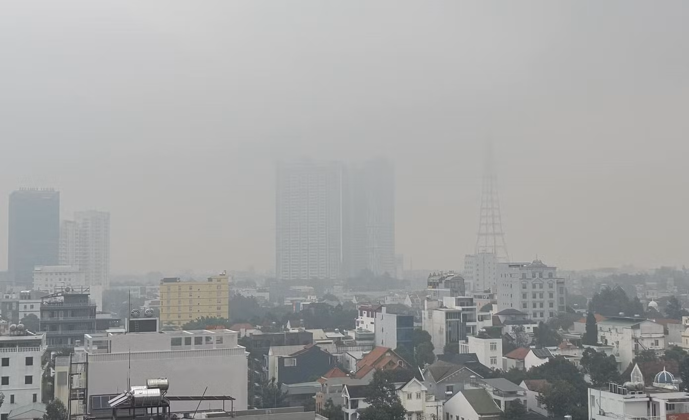 Tòa nhà cao ốc bị che phủ bởi sương mù