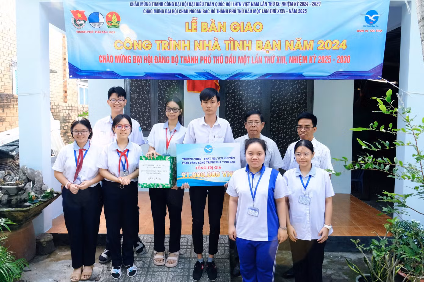 Bạn học tới chúc mừng Lê Thanh Phúc nhận ngày nhận bàn giao công trình "Nhà tình bạn" Bạn học tới chúc mừng Lê Thanh Phúc nhận ngày nhận bàn giao công trình "Nhà tình bạn"