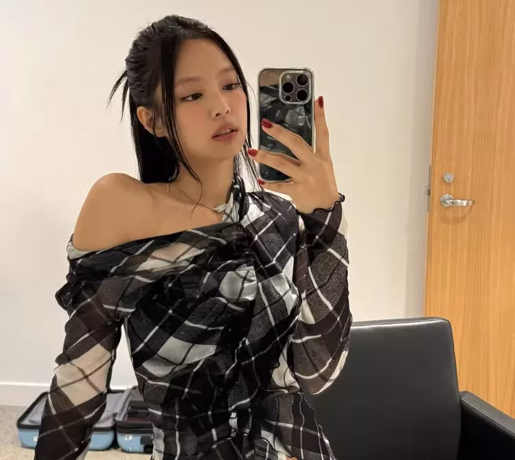 Kiểu nail mới nhất của Jennie Kim hoàn toàn là gợi ý tuyệt vời dành cho những ai đam mê nail.