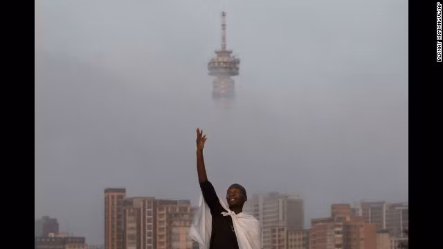 Một người dân cầu nguyện cho cố tổng thống trên ngọn đồi tại Johannesburg