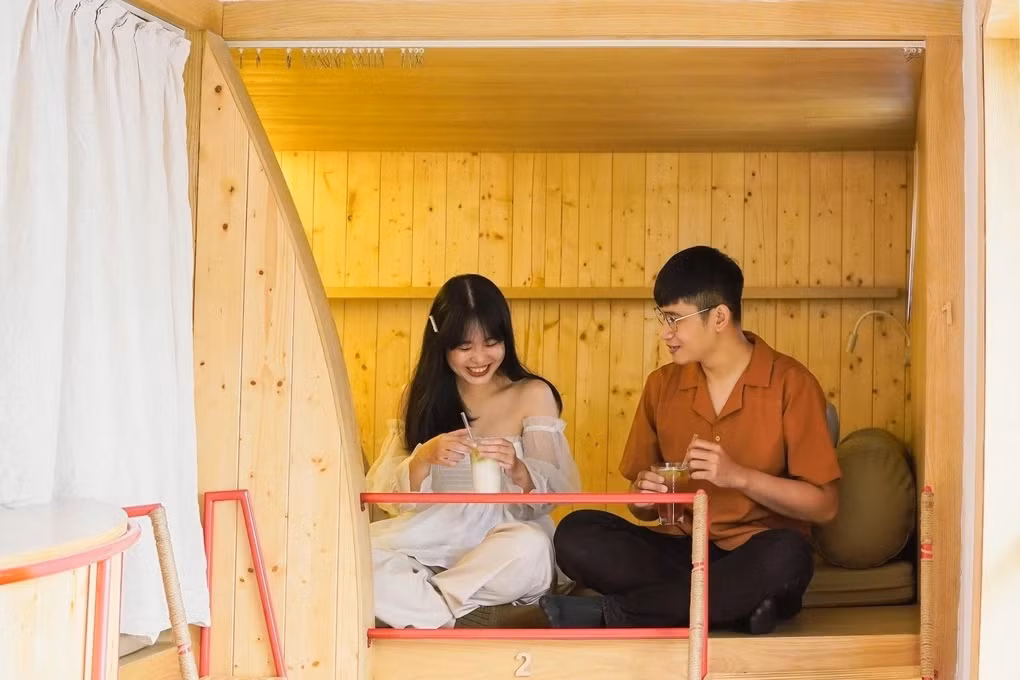 Với 2 giờ sử dụng cho một không gian giường tầng, các bạn trẻ sẽ chi 200.000 đồng - 300.000 đồng, đã bao gồm nước (Ảnh minh họa: Chidori coffee).