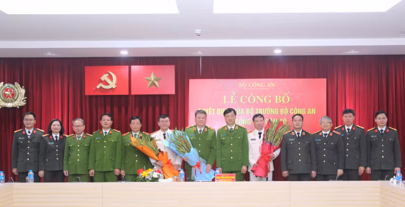 Thứ trưởng Nguyễn Duy Ngọc với các đại biểu tham dự buổi lễ.