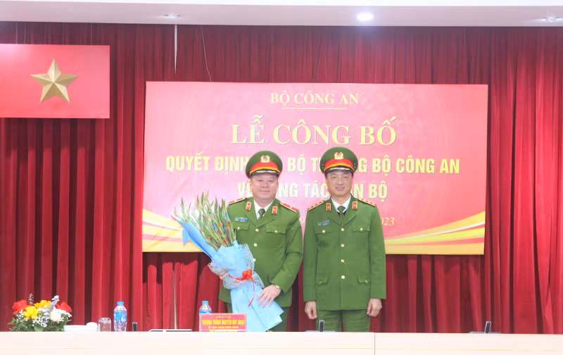 Thứ trưởng Nguyễn Duy Ngọc tặng hoa chúc mừng Thiếu tướng Nguyễn Quốc Hùng.