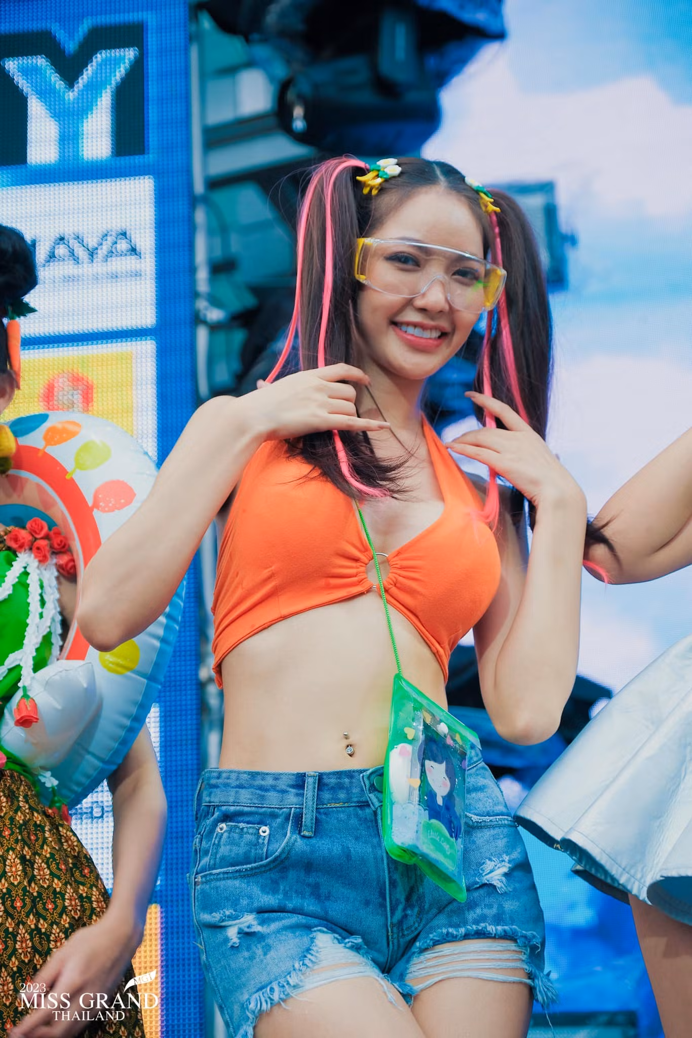 Các thí sinh đều lựa chọn cho mình những bộ trang phục nổi bật nhất. Nhiều người đẹp mặc trang phục hở hang, táo bạo.