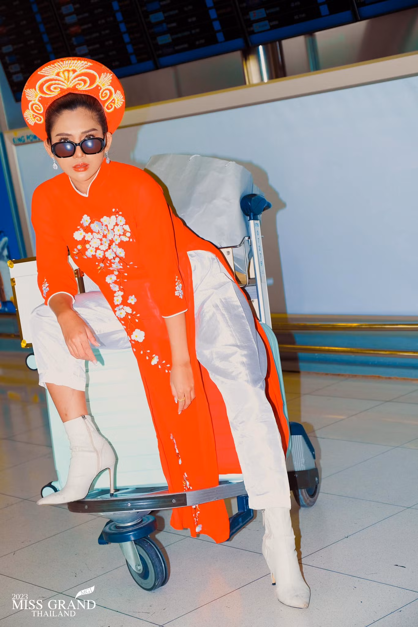 Ngày 11/4, các thí sinh Miss Grand Thailand 2023 di chuyển tới Chiang Mai để tham gia hoạt động tiếp theo của cuộc thi. Dàn người đẹp gây chú ý với những trang phục nổi bật, lạ mắt ở sân bay. Một số thí sinh chọn mặc trang phục giống áo dài Việt Nam. Tuy nhiên những chi tiết cách điệu cũng như cách tạo dáng của họ gây tranh cãi. Đây không phải lần đầu thí sinh Hoa hậu Hòa bình Thái Lan gây tranh cãi khi mặc áo dài. Trước đó, nhiều người đẹp bị chỉ trích vì mặc áo dài cắt xẻ, hở hang.