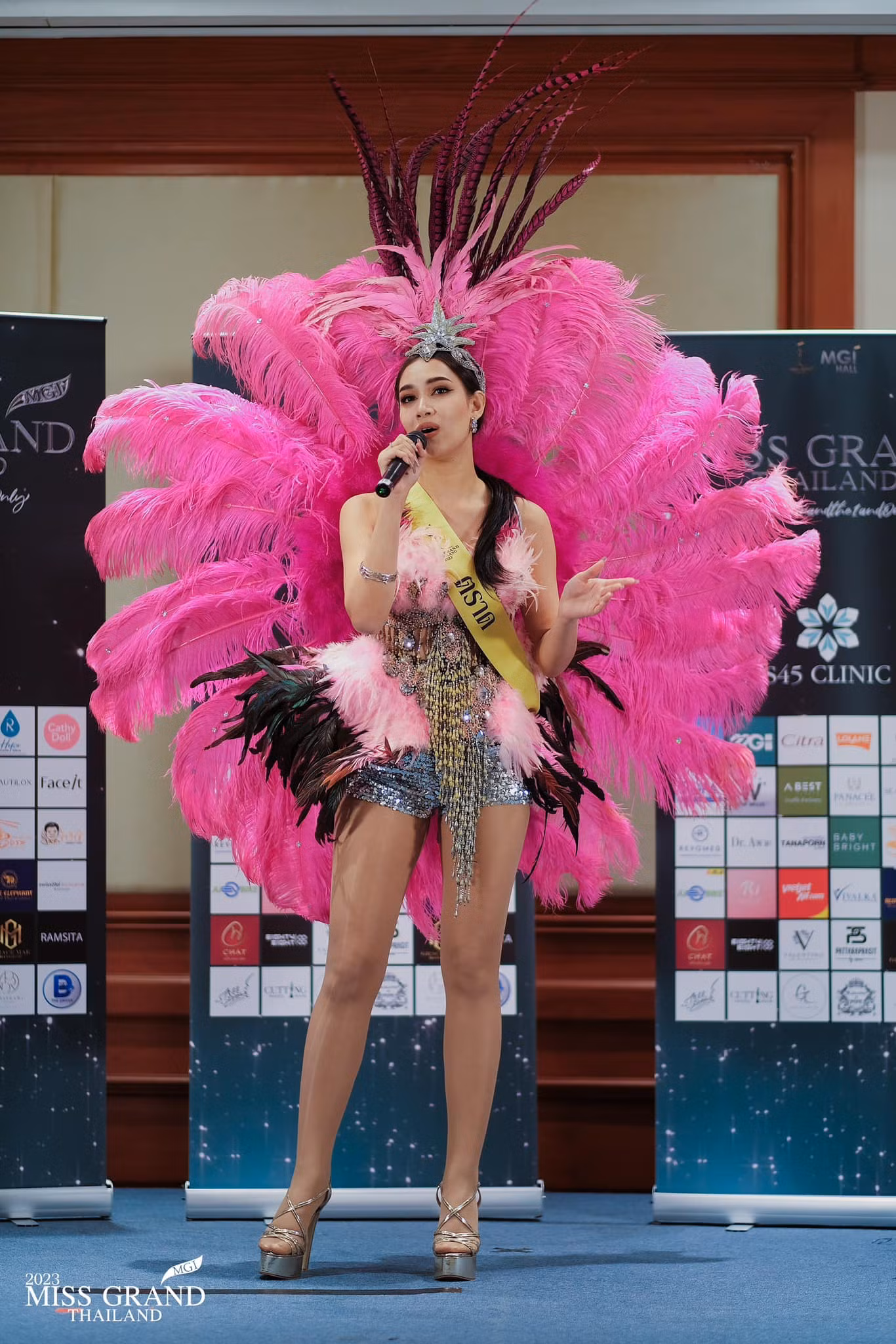 Cuộc thi Hoa hậu Hòa bình Thái Lan 2023 khiến khán giả nhiều lần nhầm tưởng là lễ hội carnival khi thí sinh mặc trang phục lễ hội diêm dúa. Những bộ cánh cầu kỳ, hoành tráng được cho là không phù hợp với không gian buổi họp báo sang trọng.