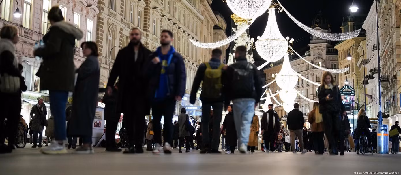 Những tuyến phố và quảng trường ở Vienna (Áo) trang hoàng rực rỡ mùa lễ hội. Trong ảnh, người dân tấp nập mua sắm ở đường Graben. Ảnh: APA
