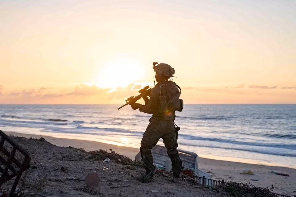 Binh sĩ Israel ở Dải Gaza. Ảnh: Reuters