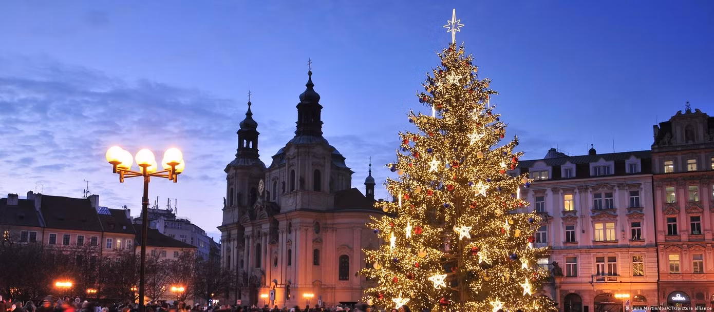 Cây thông rực sáng một góc đường ở Praha (Cộng hòa Séc). Ảnh: CTK