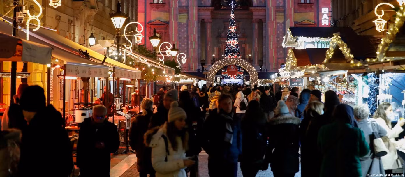 Cảnh tấp nập tại một khu chợ Giáng sinh ở Budapest (Hungary). Ảnh: Reuters