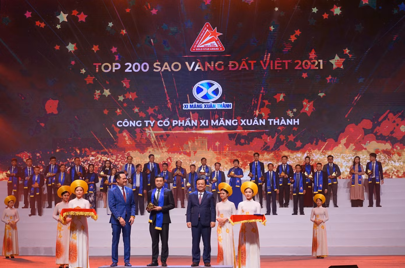 Ông Vũ Quang Bắc- Phó Tổng Giám đốc Công ty cổ phần xi măng Xuân Thành đón nhận giải thưởng Sao Vàng đất Việt 2021 Ông Vũ Quang Bắc- Phó Tổng Giám đốc Công ty cổ phần xi măng Xuân Thành đón nhận giải thưởng Sao Vàng đất Việt 2021