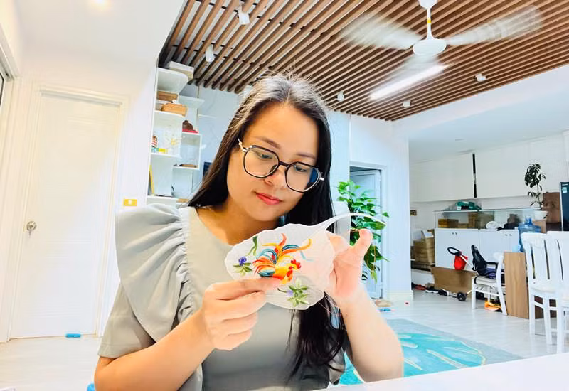Chị Cúc học thêu tay từ khi lên 9 tuổi.