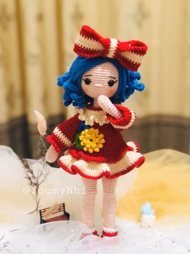 "Những búp bê mình làm đều được móc bằng len, từng mũi móc, cúc áo, nơ đều được đính thủ công hoàn toàn" - Nhi cho biết