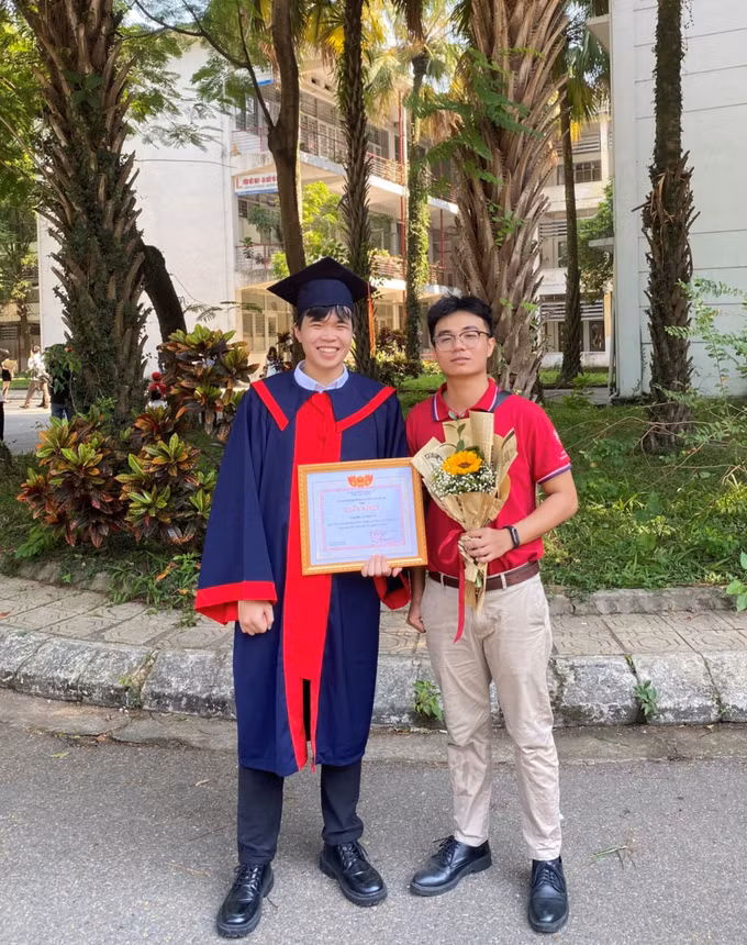 Tú cùng người anh thân thiết Phạm Đình Dương trong lễ tốt nghiệp (Ảnh: NVCC).